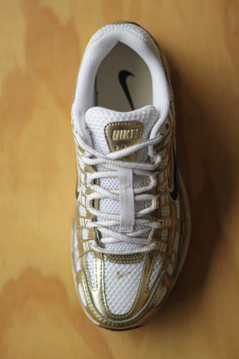 W NIKE P-6000 "WHITE/BLACK-GRAIN-MTLC GOLD GRAIN"