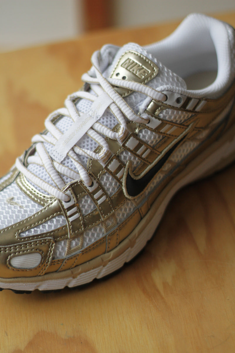 W NIKE P-6000 "WHITE/BLACK-GRAIN-MTLC GOLD GRAIN"