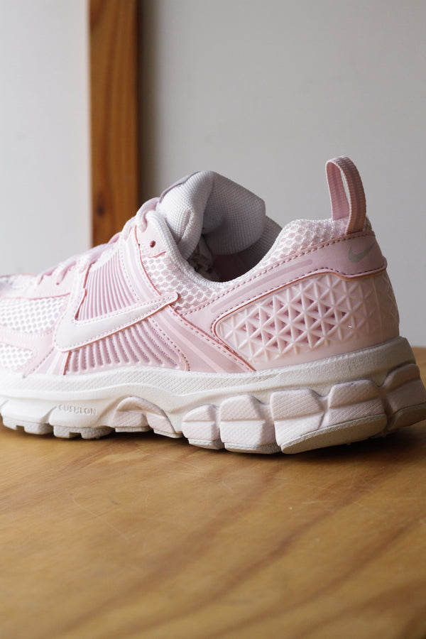 NIKE VOMERO 5 (GS) "PEARL PINK/VAST GREY-BLEACHED LILAC"