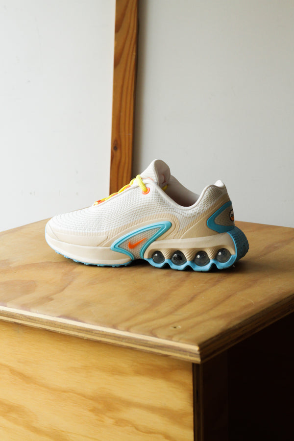 NIKE AIR MAX DN (GS) "PHANTOM/SAFETY ORANGE-SANDDRIFT"
