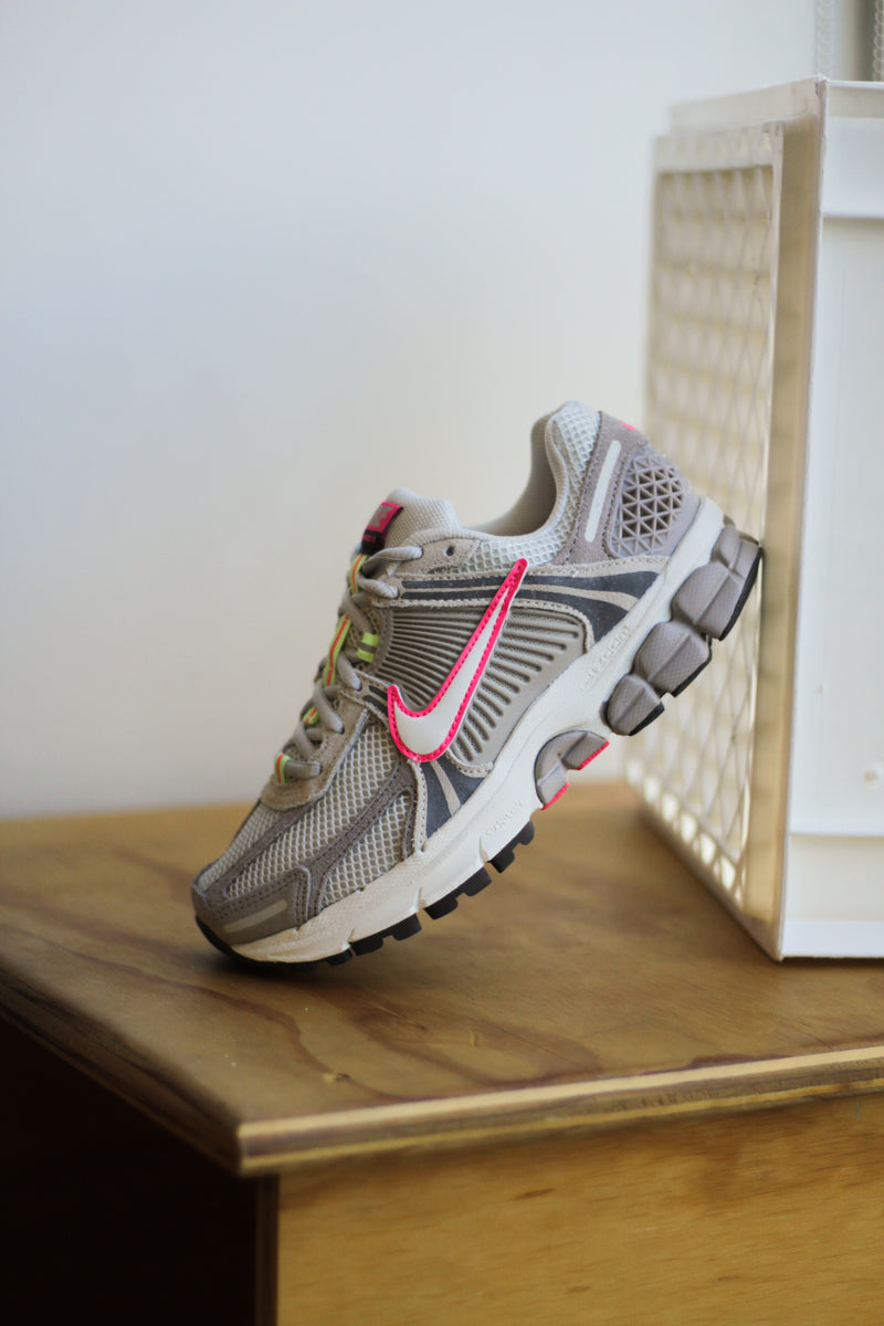 W NIKE ZOOM VOMERO 5 "COLLEGE GREY/SAIL-LIGHT BONE-MEDIUM ASH"