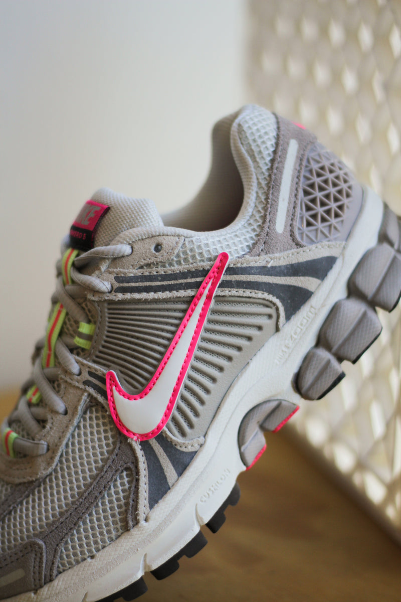 W NIKE ZOOM VOMERO 5 "COLLEGE GREY/SAIL-LIGHT BONE-MEDIUM ASH"