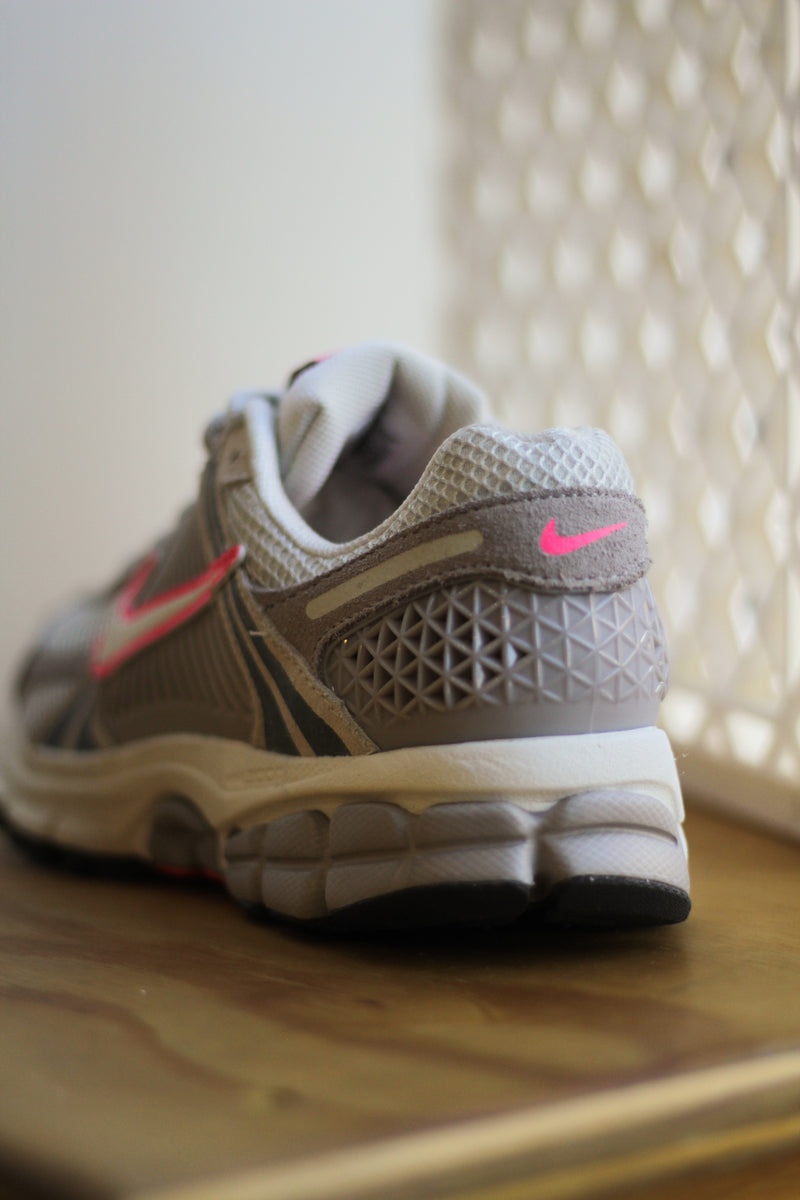 W NIKE ZOOM VOMERO 5 "COLLEGE GREY/SAIL-LIGHT BONE-MEDIUM ASH"