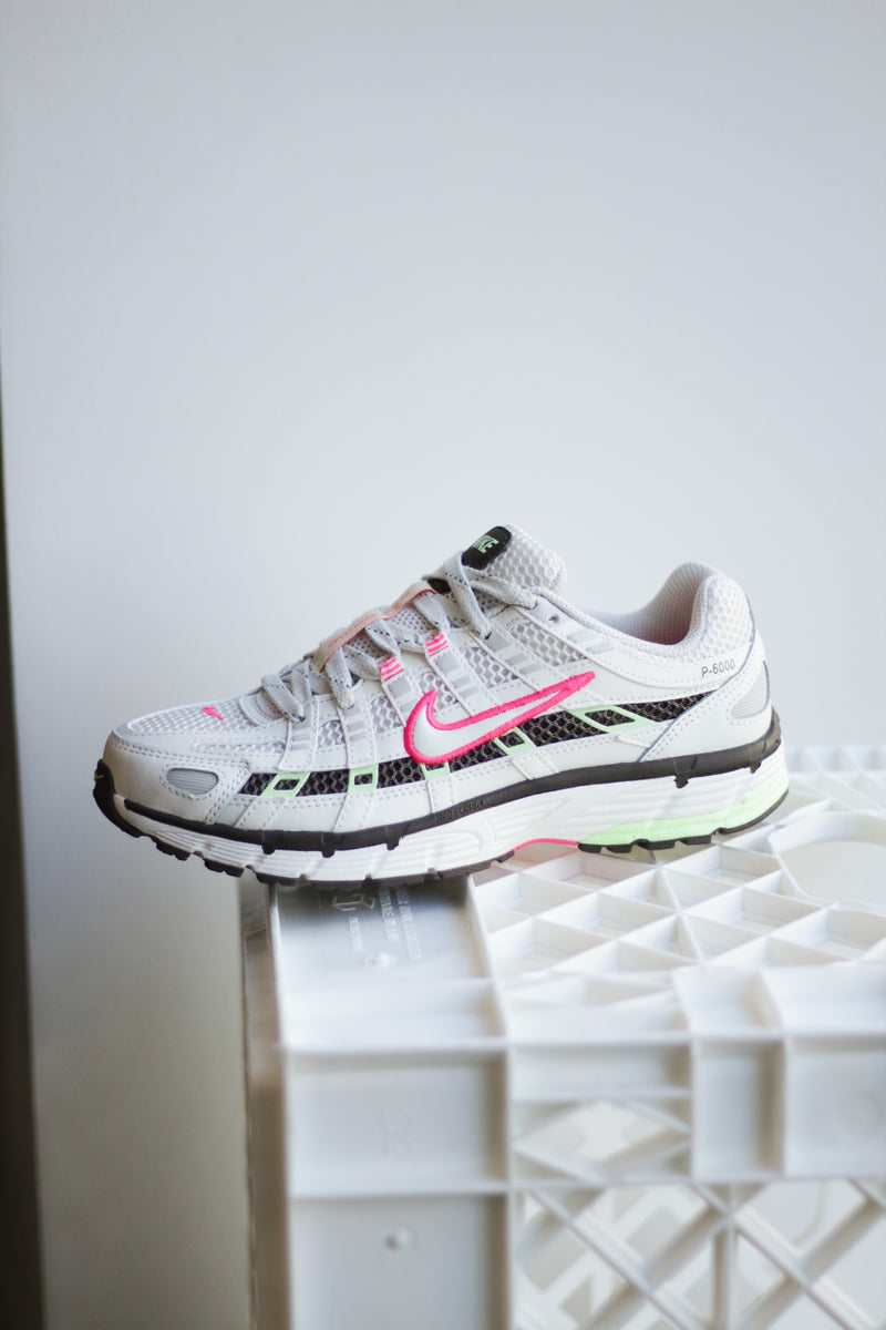 W NIKE P-6000 "PHANTOM/SAIL-IRONSTONE-LIGHT BONE"