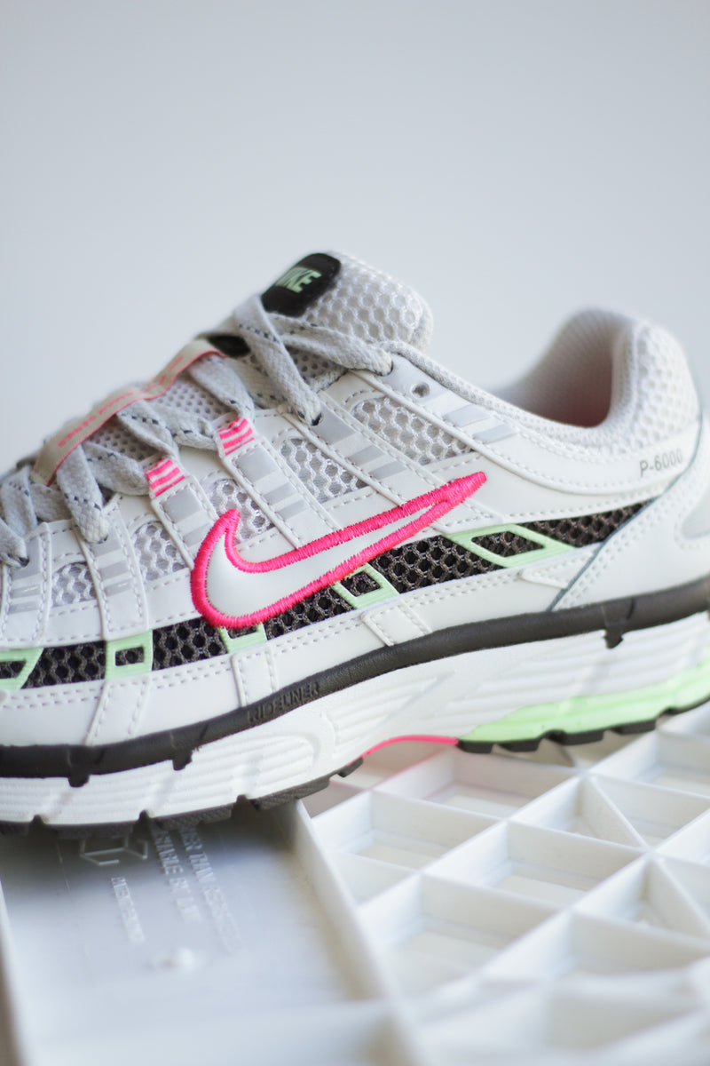 W NIKE P-6000 "PHANTOM/SAIL-IRONSTONE-LIGHT BONE"