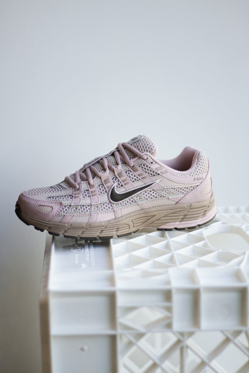W NIKE P-6000 PRM "FOSSIL STONE/IRONSTONE-HEMP-PINK OXFORD"