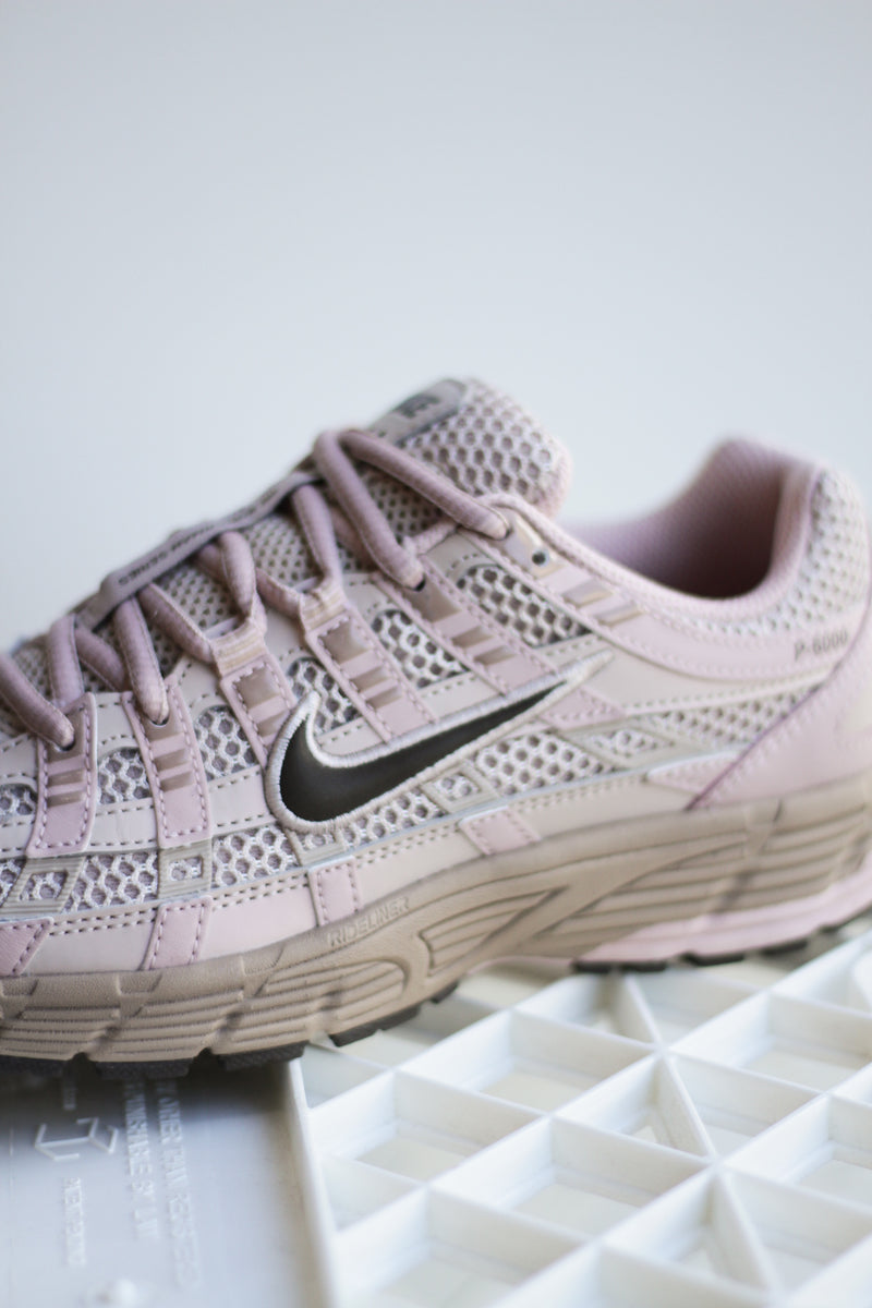 W NIKE P-6000 PRM "FOSSIL STONE/IRONSTONE-HEMP-PINK OXFORD"