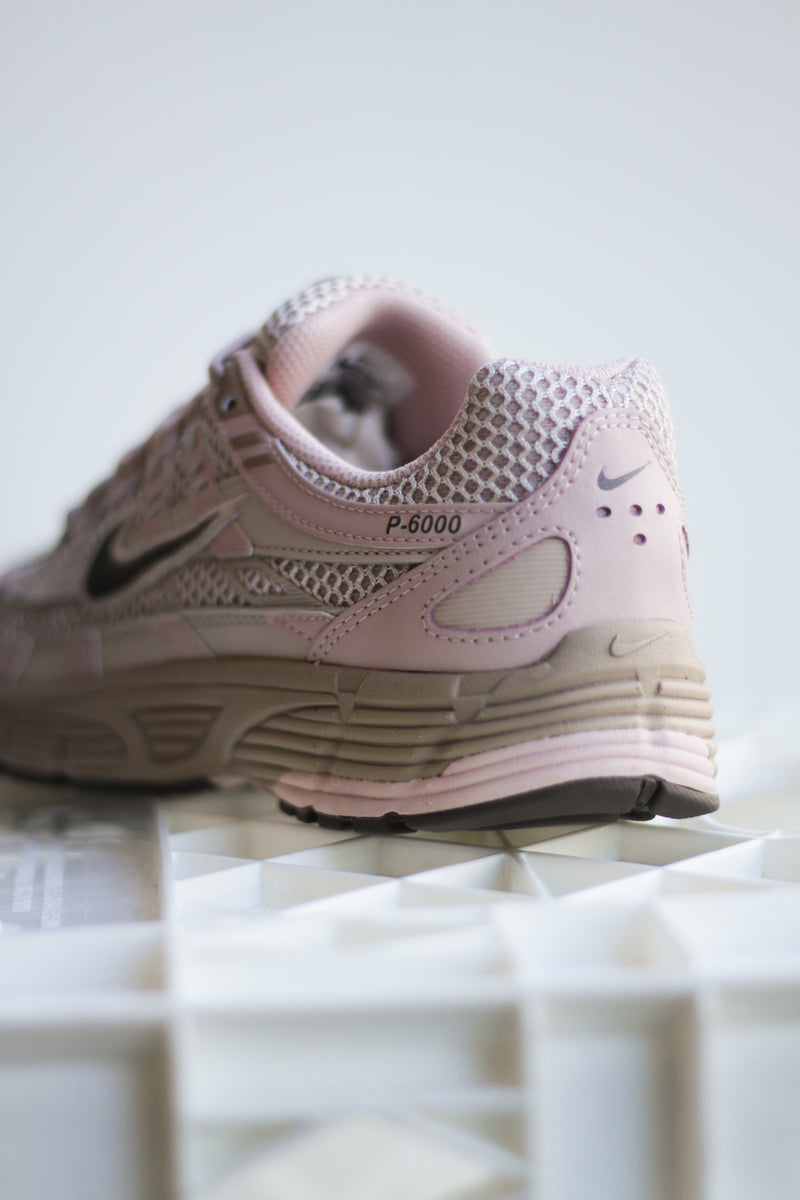 W NIKE P-6000 PRM "FOSSIL STONE/IRONSTONE-HEMP-PINK OXFORD"