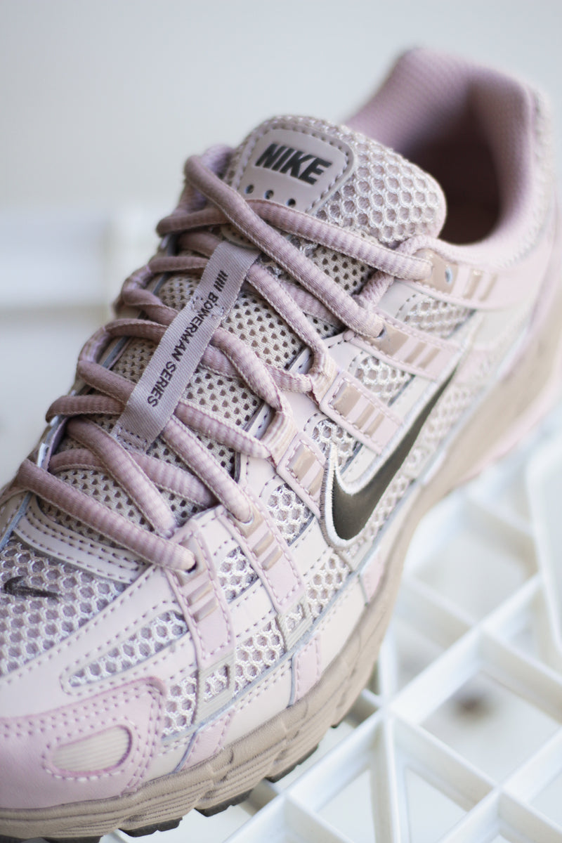 W NIKE P-6000 PRM "FOSSIL STONE/IRONSTONE-HEMP-PINK OXFORD"