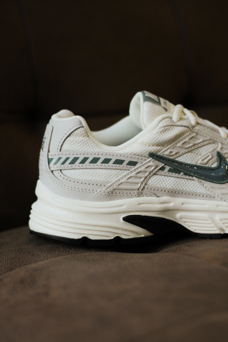 W NIKE INITIATOR "SOFT PEARL/CLAY GREEN-LT OREWOOD BRN"