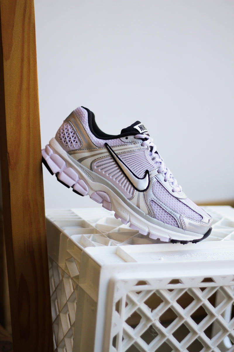 W NIKE ZOOM VOMERO 5 "BARELY GRAPE/METALLIC SILVER-PHOTON DUST"