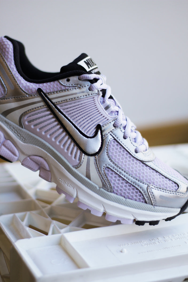 W NIKE ZOOM VOMERO 5 "BARELY GRAPE/METALLIC SILVER-PHOTON DUST"