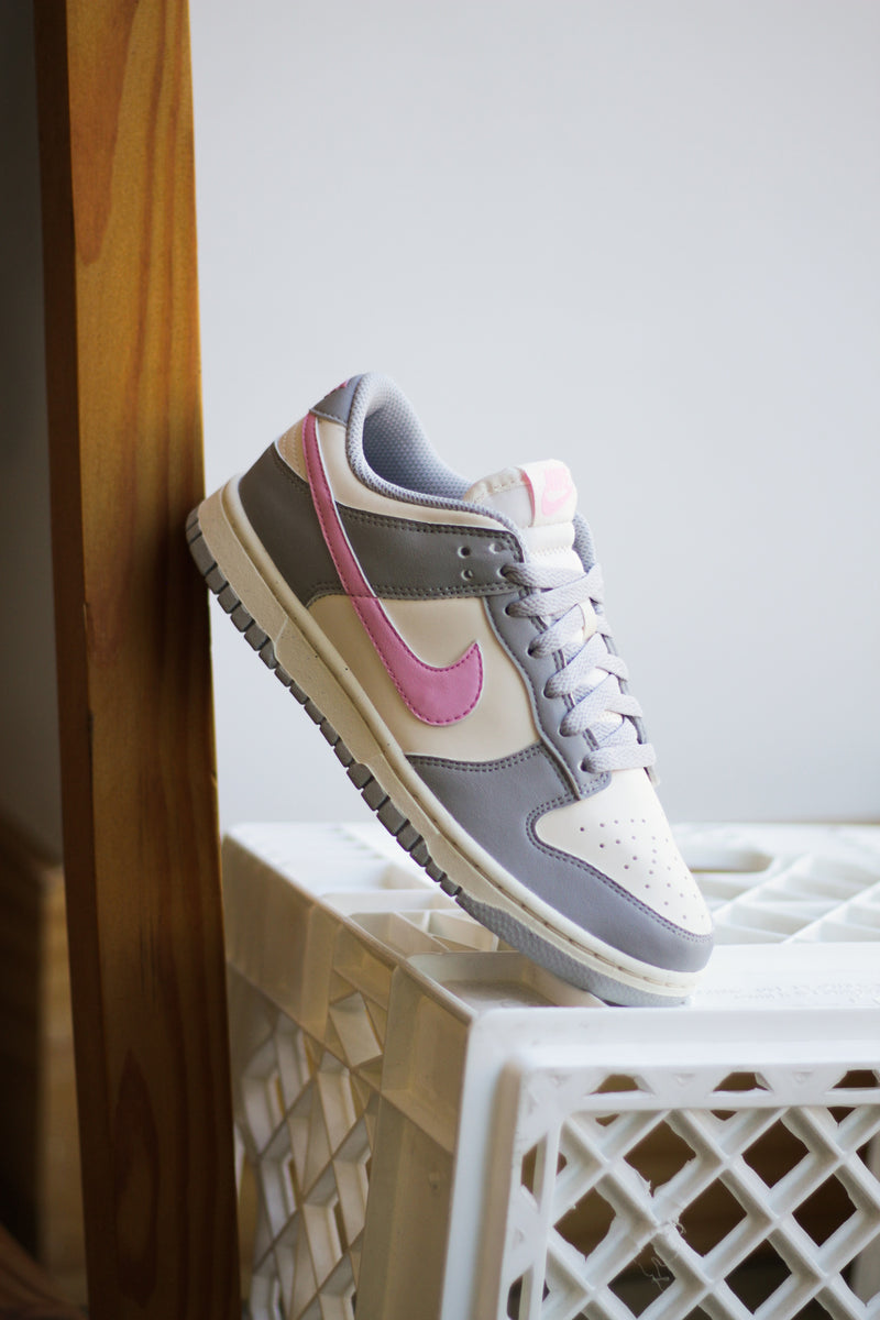 W NIKE DUNK LOW NEXT NATURE LT SMOKE GREY/PINK RISE-PALE IVORY"