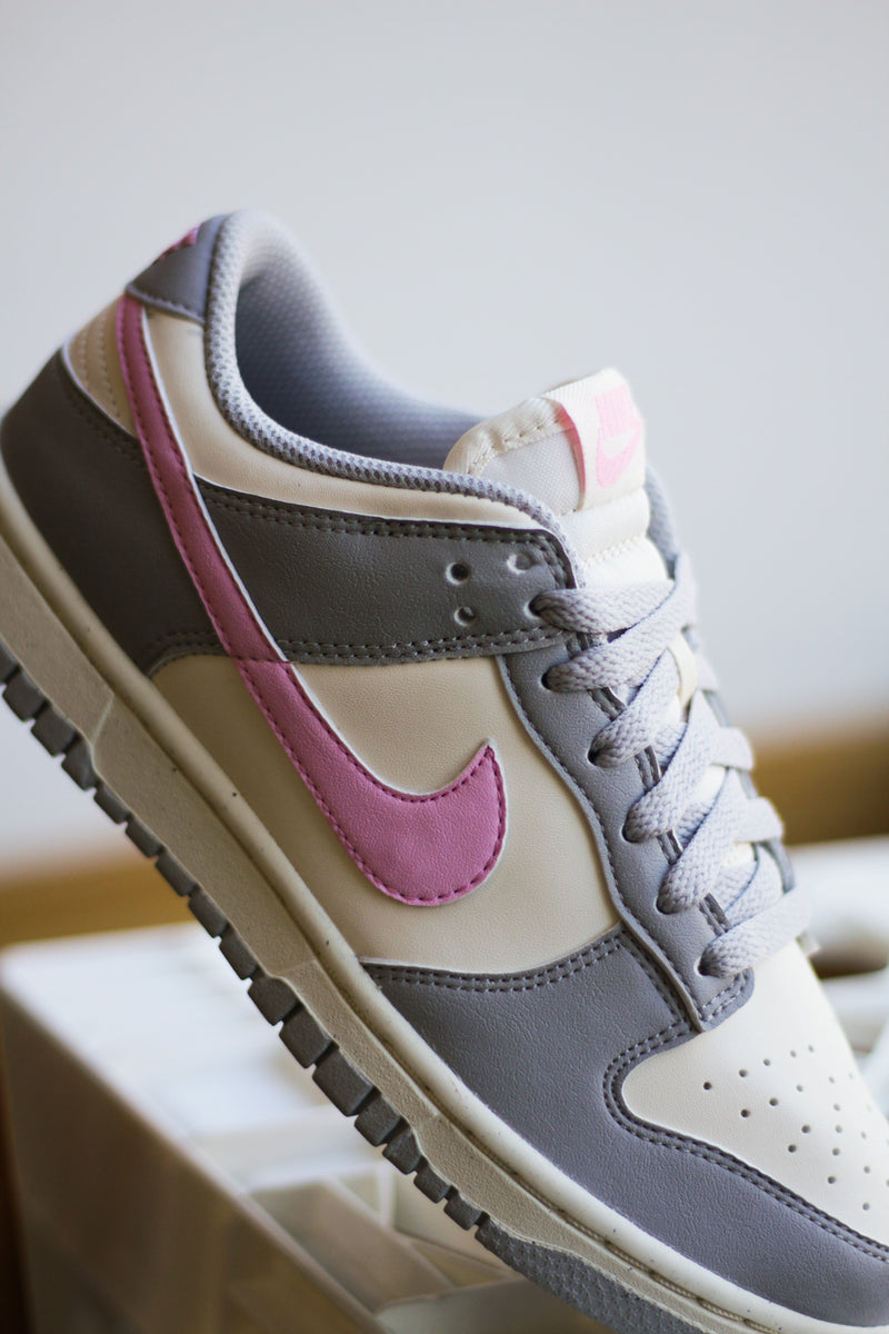 W NIKE DUNK LOW NEXT NATURE LT SMOKE GREY/PINK RISE-PALE IVORY"