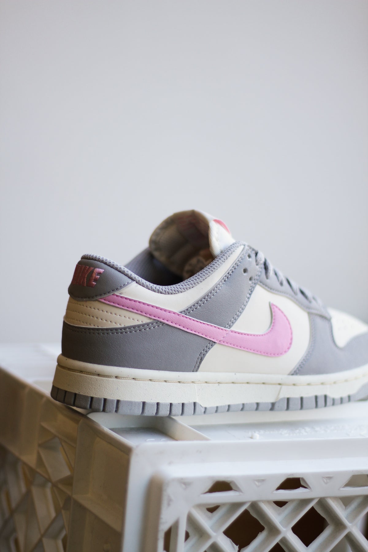 W NIKE DUNK LOW NEXT NATURE LT SMOKE GREY/PINK RISE-PALE W NIKE DUNK LOW NEXT NATURE LT SMOKE GREY/PINK RISE-PALE