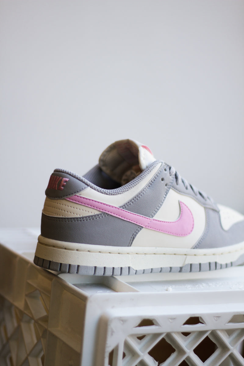 W NIKE DUNK LOW NEXT NATURE LT SMOKE GREY/PINK RISE-PALE IVORY"