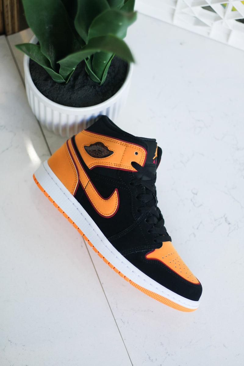AIR JORDAN 1 MID SE "VIVID ORANGE"