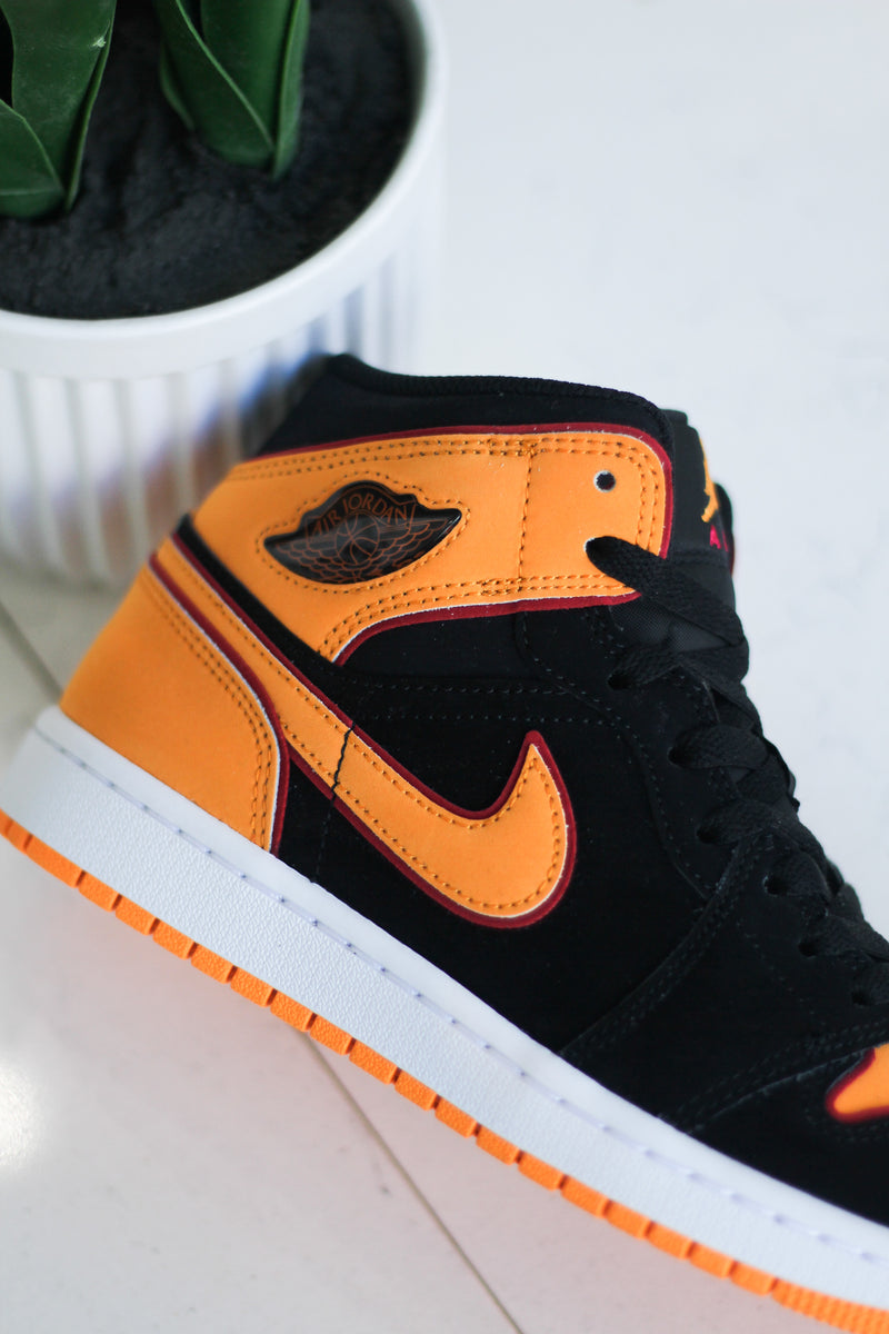 AIR JORDAN 1 MID SE "VIVID ORANGE"