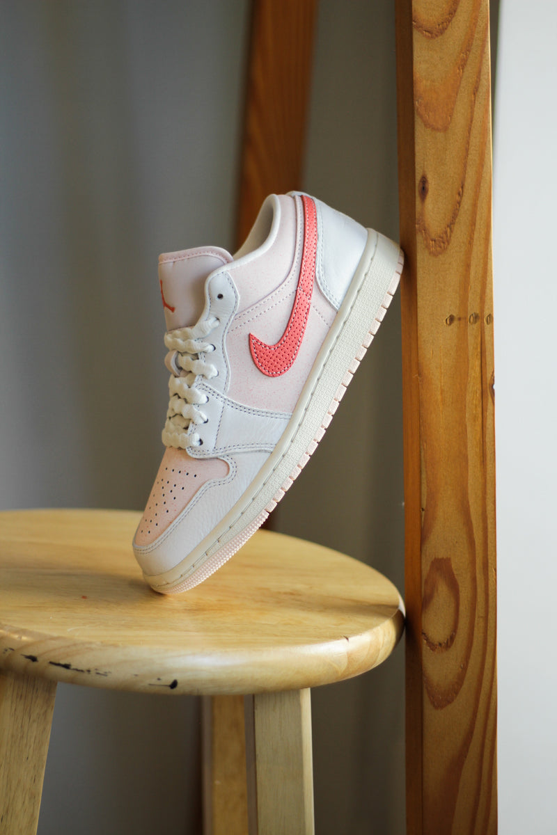 W AIR JORDAN 1 LOW SE "SUMMIT WHITE/MAGIC EMBER-LIGHT SOFT PINK"