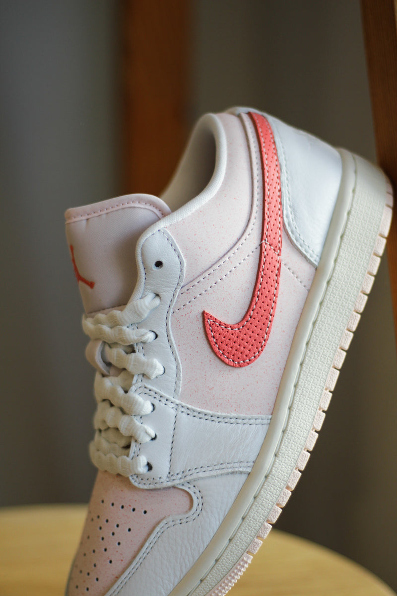 W AIR JORDAN 1 LOW SE "SUMMIT WHITE/MAGIC EMBER-LIGHT SOFT PINK"