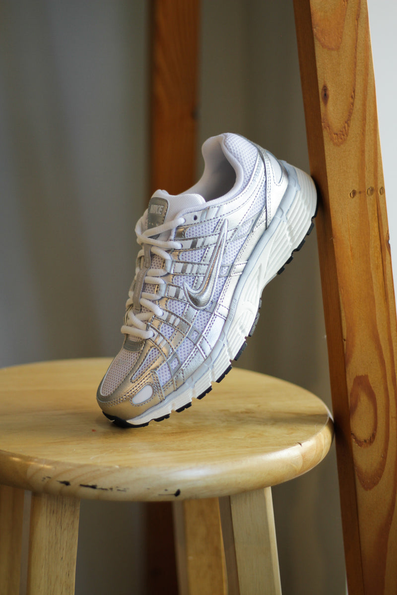 W NIKE P-6000 "WHITE/METALLIC SILVER-BLUE TINT-SAIL"