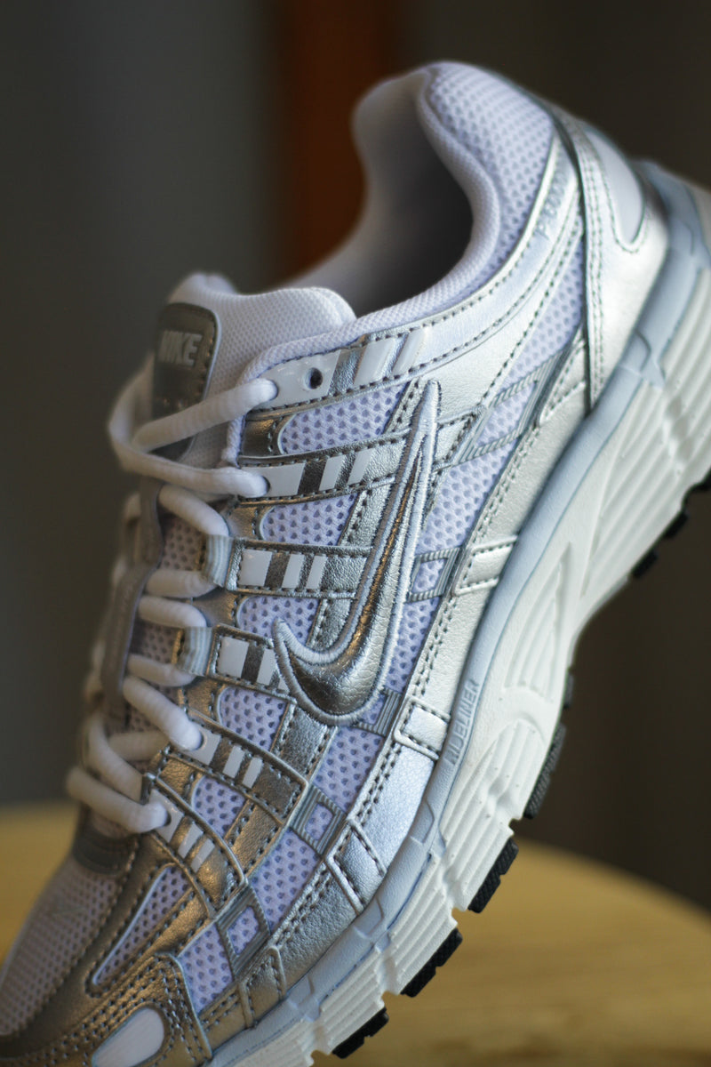 W NIKE P-6000 "WHITE/METALLIC SILVER-BLUE TINT-SAIL"