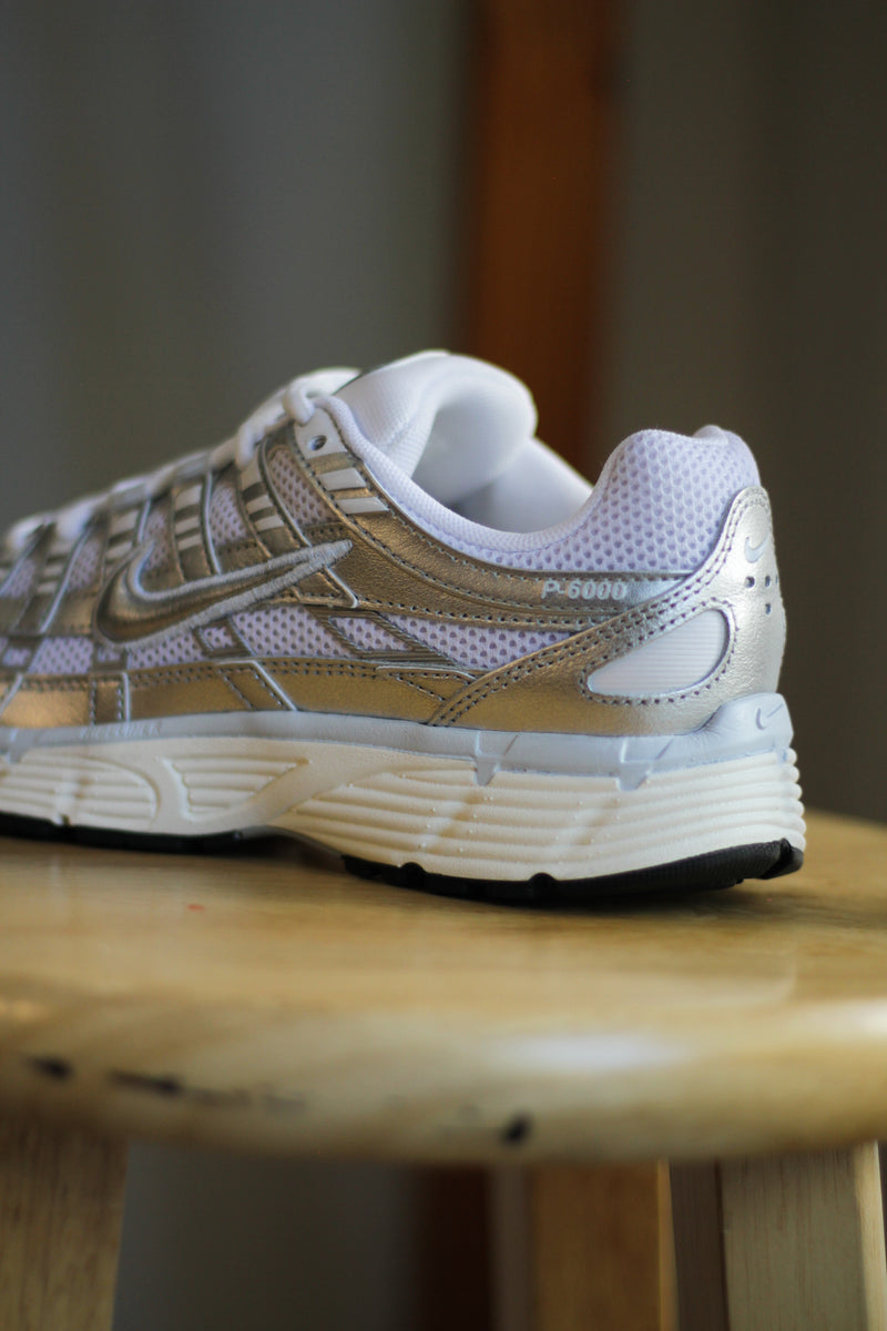 W NIKE P-6000 "WHITE/METALLIC SILVER-BLUE TINT-SAIL"
