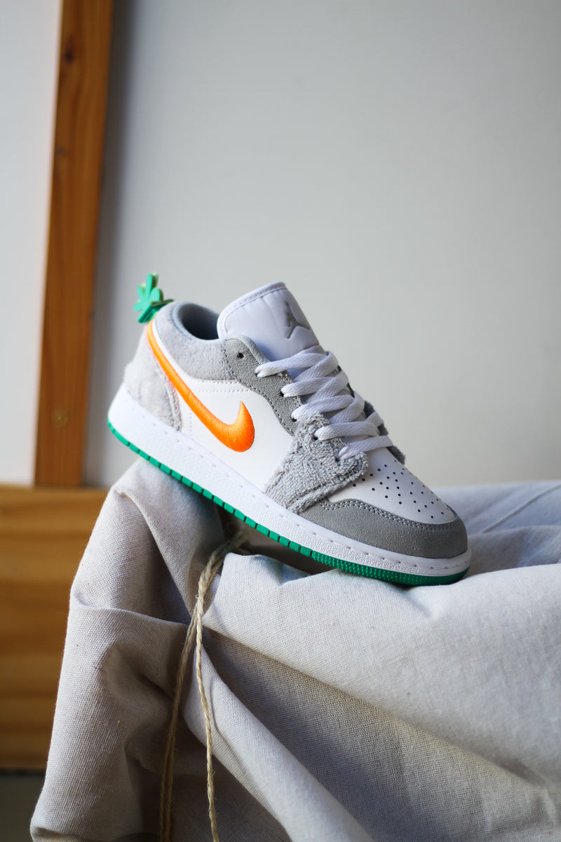 AIR JORDAN 1 LOW SE (GS) "LT SMOKE GREY"