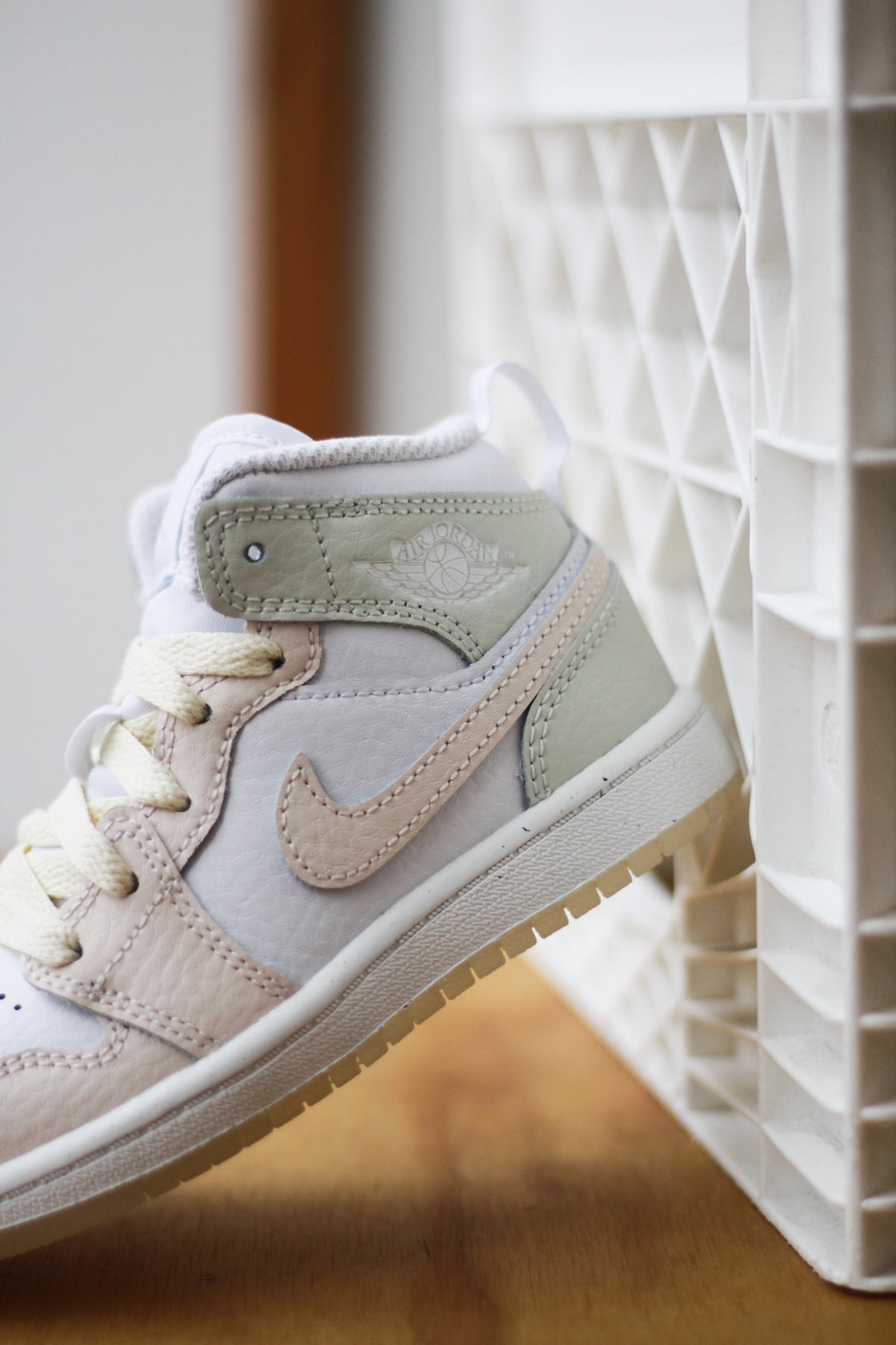 ★Nike★ Air Jordan 1 Mid SE M White Sea Glass Glacier Blue Nike Air Jordan 1 Mid SE White Ice Blue Men AJ1 Casual