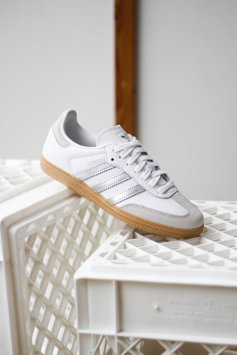 W ADIDAS SAMBA OG "CLOUD WHITE/SILVER METALLIC/GREY ONE" Sneaker Room W ADIDAS SAMBA OG "CLOUD WHITE/SILVER METALLIC/GREY ONE" Sneaker Room