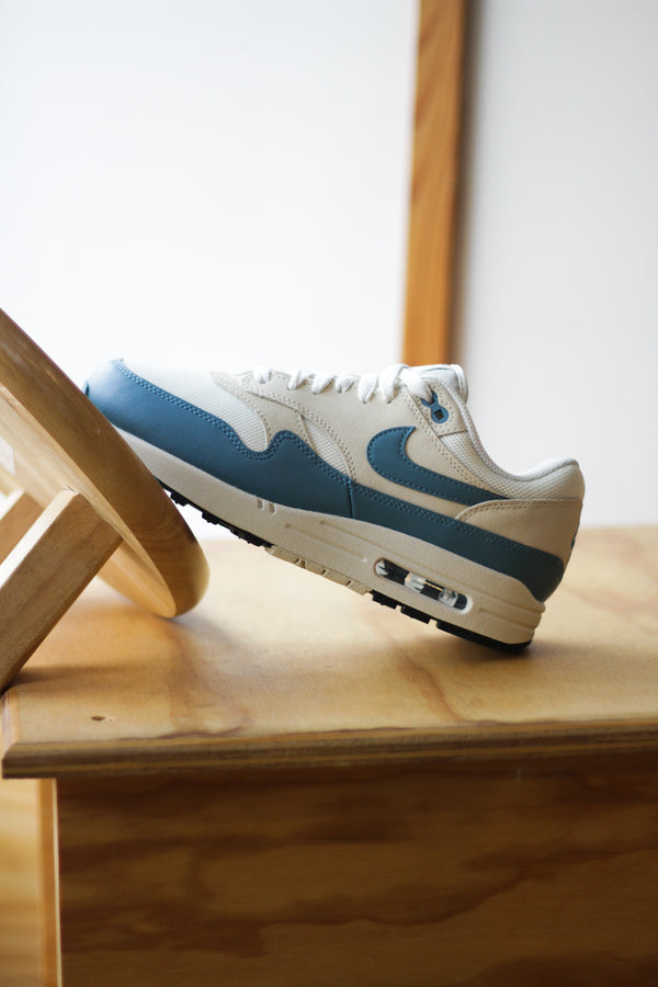 NIKE AIR MAX 1 ESS "SOFT PEARL/SMOKEY BLUE-LT KHAKI-BLACK"