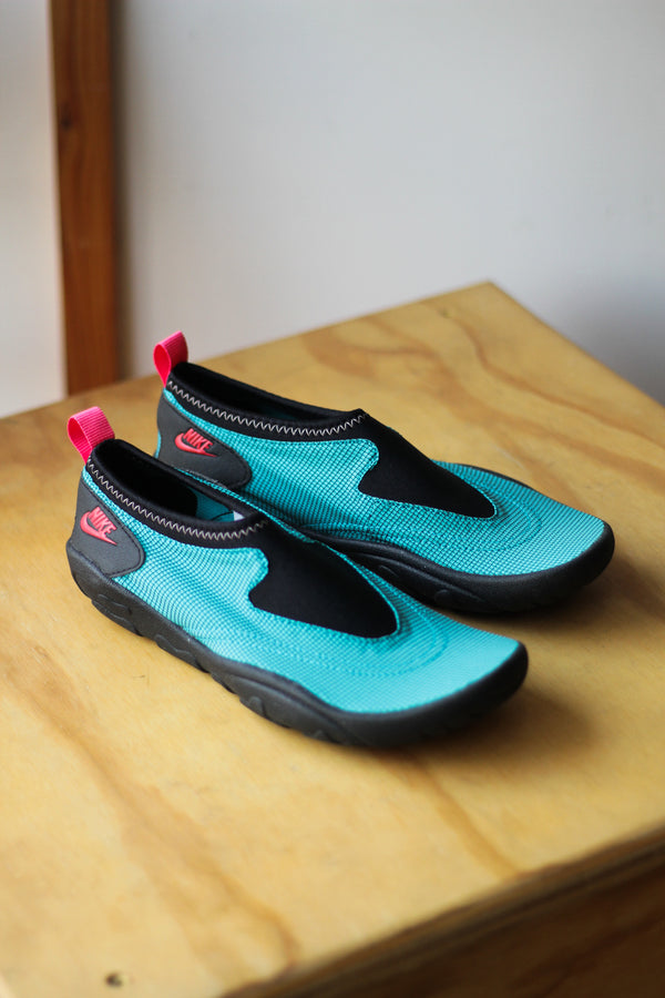 NIKE AQUA TURF "TURBO GREEN/TM SCARLET-BLACK"