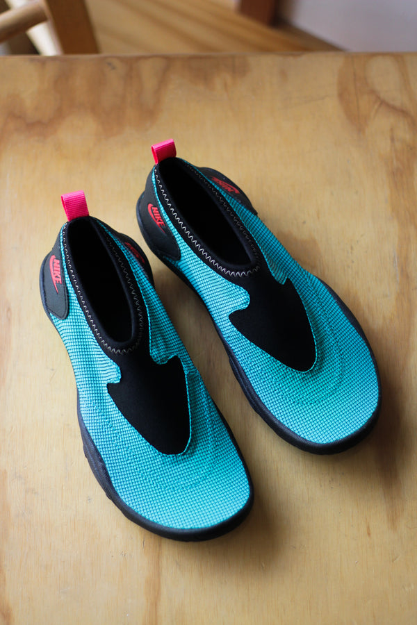 NIKE AQUA TURF "TURBO GREEN/TM SCARLET-BLACK"