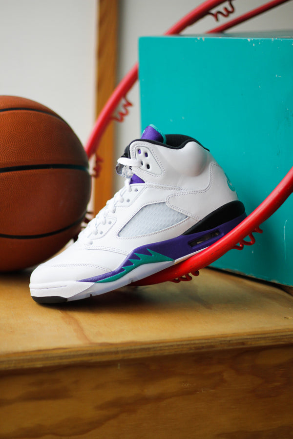 AIR JORDAN 5 RETRO "WHITE/NEW EMERALD-GRAPE ICE-BLACK"