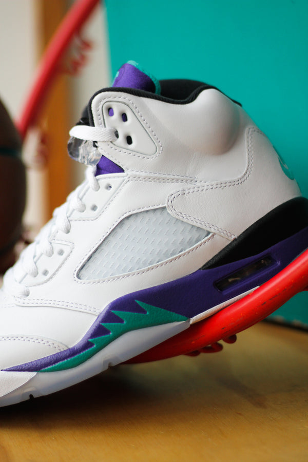 AIR JORDAN 5 RETRO "WHITE/NEW EMERALD-GRAPE ICE-BLACK"