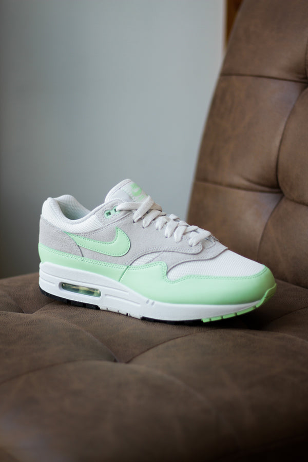 NIKE AIR MAX 1 ESS "SUMMIT WHITE/VAPOR GREEN-PHOTON DUST"