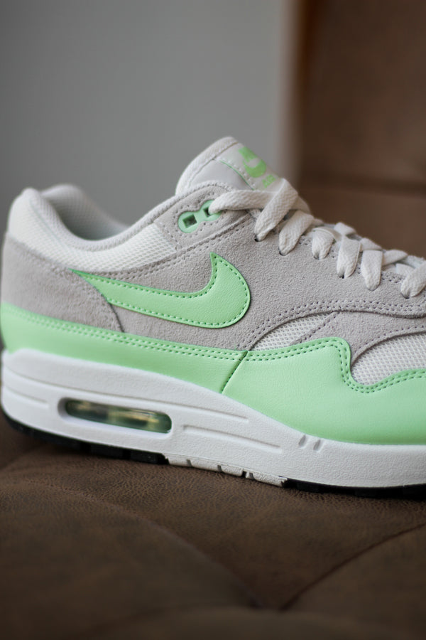 NIKE AIR MAX 1 ESS "SUMMIT WHITE/VAPOR GREEN-PHOTON DUST"