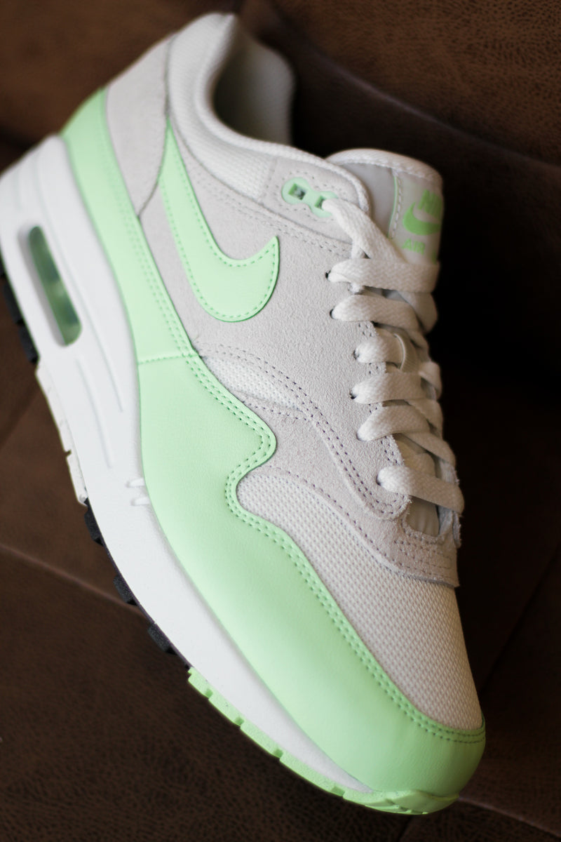 NIKE AIR MAX 1 ESS "SUMMIT WHITE/VAPOR GREEN-PHOTON DUST"