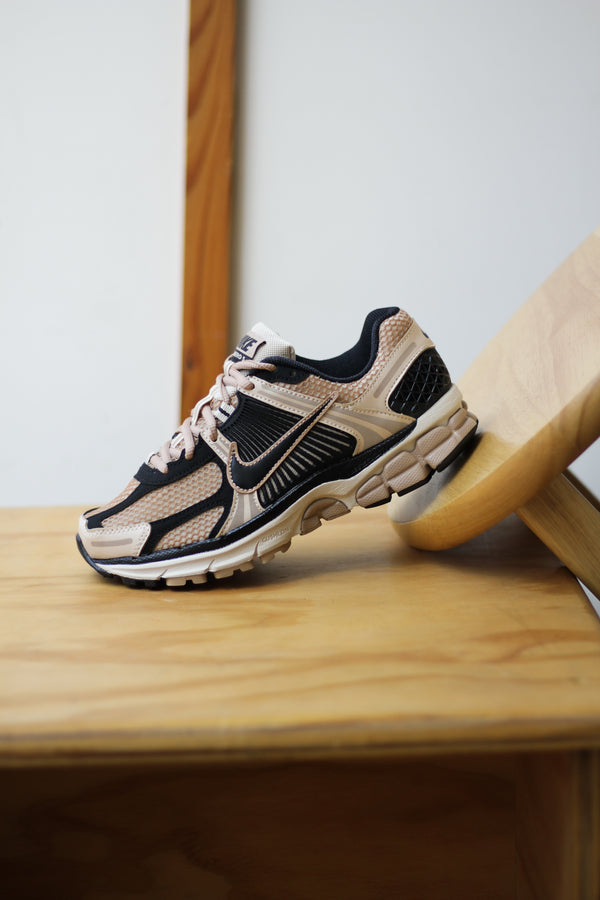 W NIKE ZOOM VOMERO 5 "SANDDRIFT/BLACK-HEMP-WHITE"