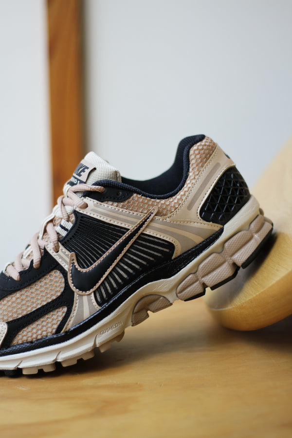 W NIKE ZOOM VOMERO 5 "SANDDRIFT/BLACK-HEMP-WHITE"