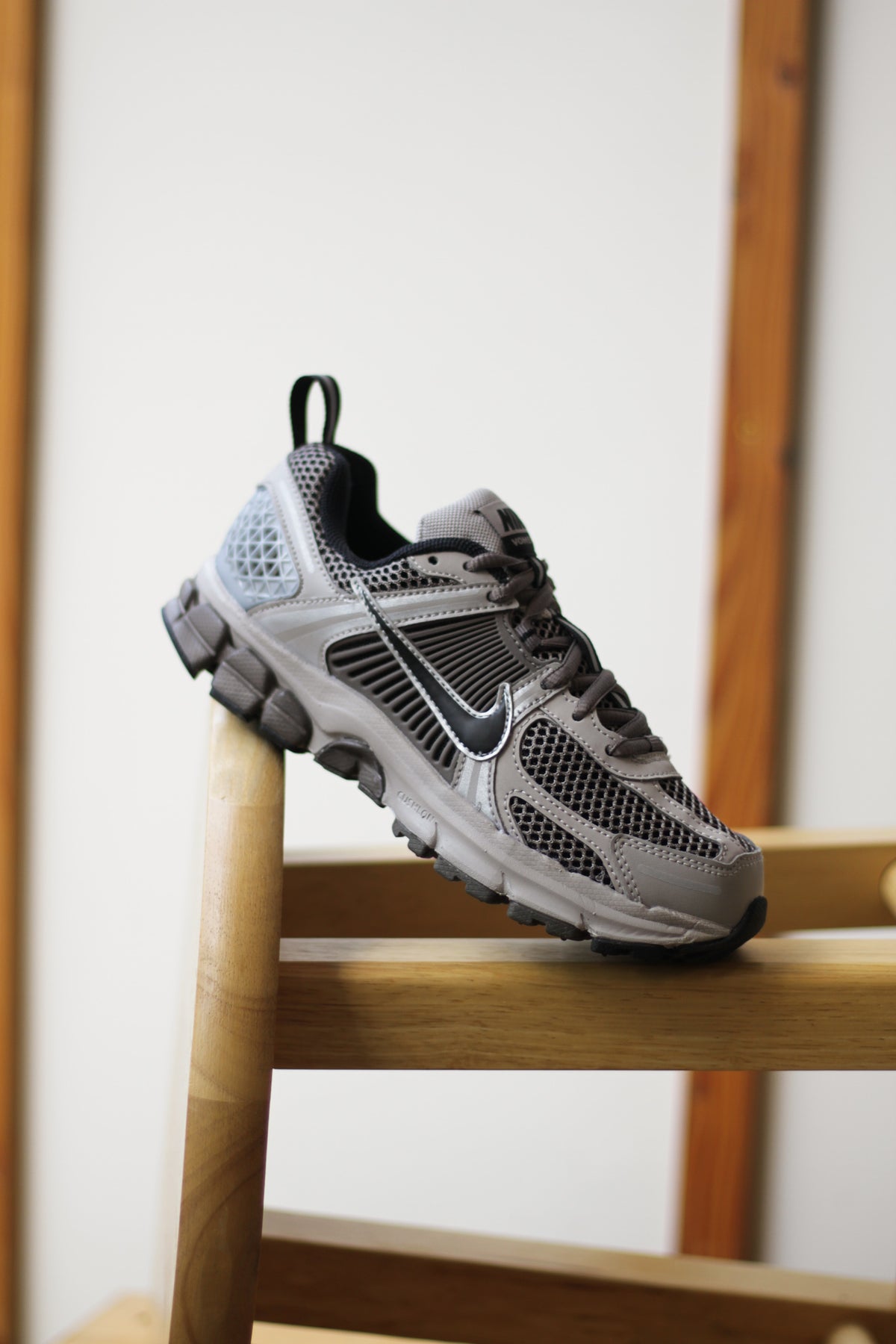 ◆正規品◆NIKE ZOOM VOMERO 5 COLLEGE GREY CAVE STONE◆関税込 MENS NIKE ZOOM VOMERO 5 (COLLEGE GREY/BLACK/CAVE STONE) $170