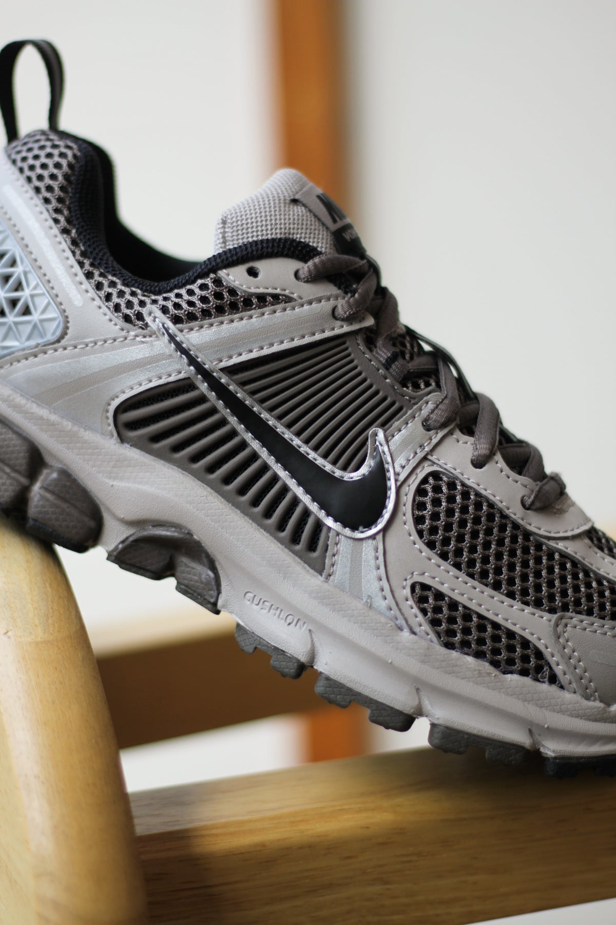 ◆正規品◆NIKE ZOOM VOMERO 5 COLLEGE GREY CAVE STONE◆関税込 MENS NIKE ZOOM VOMERO 5 (COLLEGE GREY/BLACK/CAVE STONE)