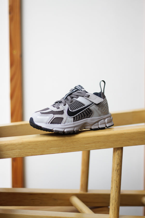 NIKE VOMERO 5 (PS) "COLLEGE GREY/BLACK-CAVE STONE"