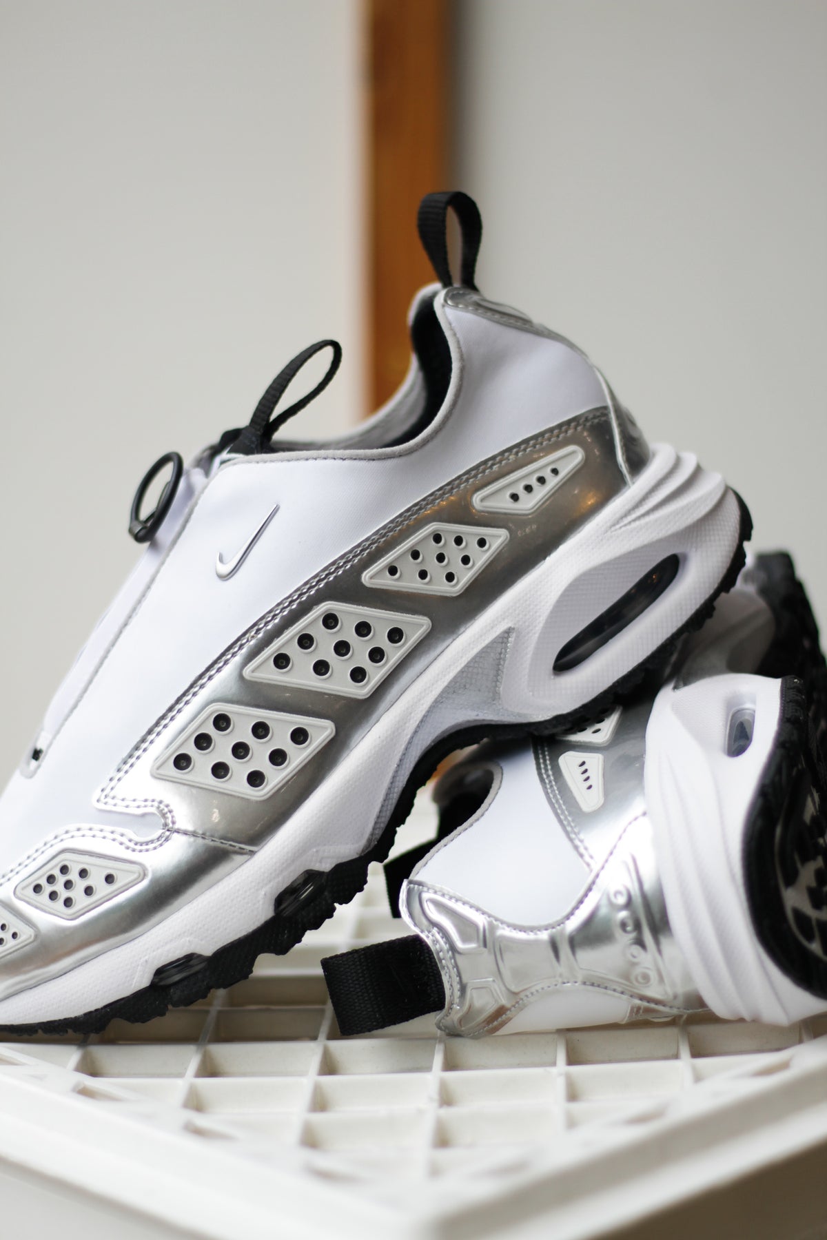 靴 NIKE W AIR MAX SNDR BLACK/SILVER NIKE WOMEN'S AIR MAX SNDR - BLACK/ SILVER – Undefeated