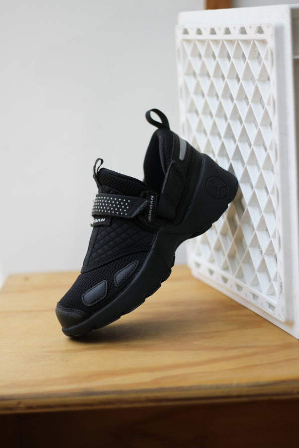 W JORDAN TRUNNER LX "BLACK/BLACK-BLACK"