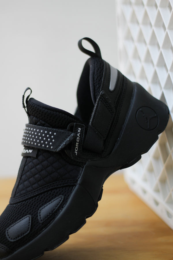 W JORDAN TRUNNER LX "BLACK/BLACK-BLACK"