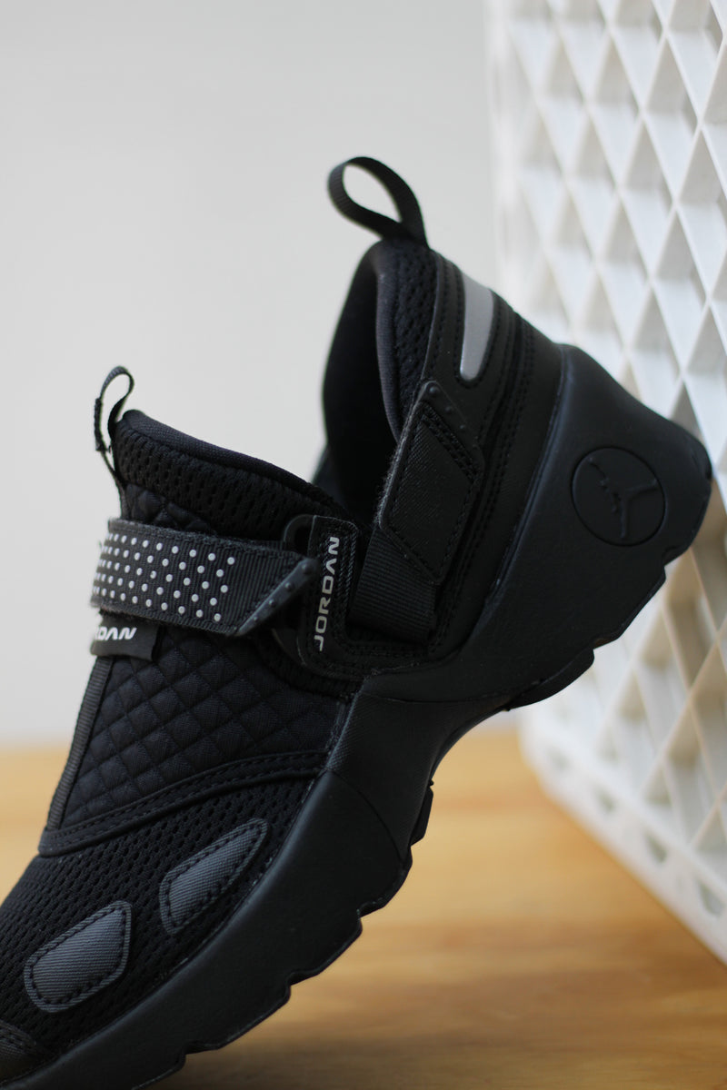 W JORDAN TRUNNER LX "BLACK/BLACK-BLACK"