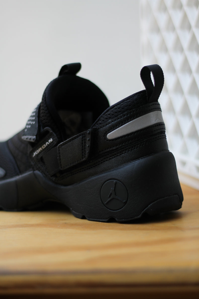 W JORDAN TRUNNER LX "BLACK/BLACK-BLACK"