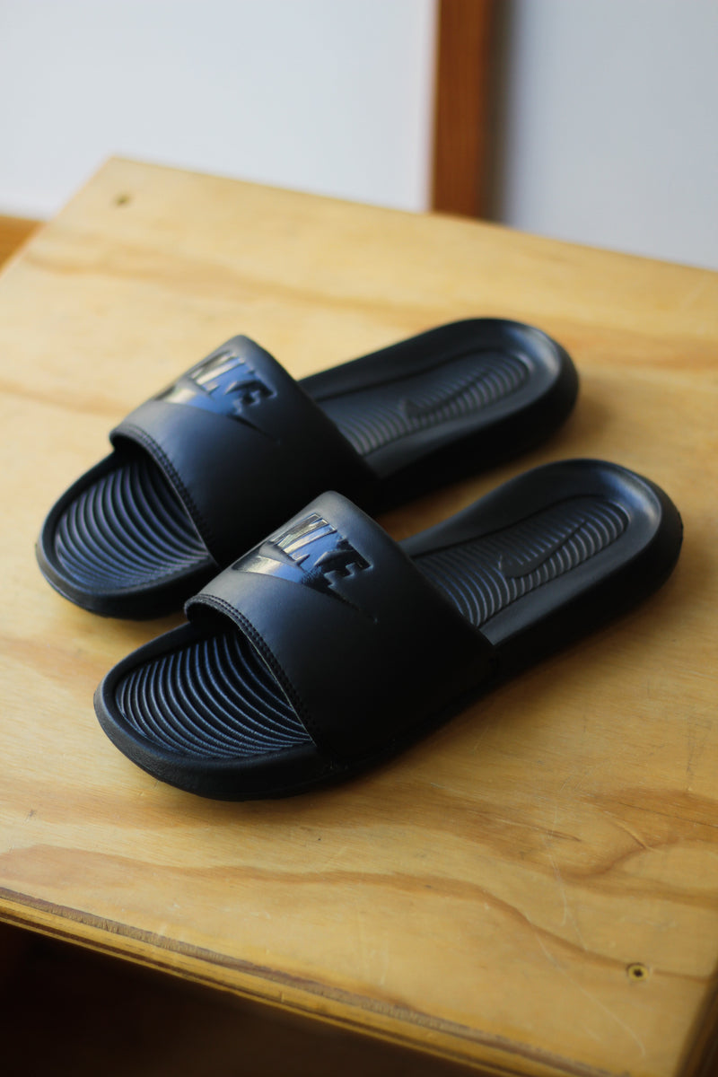 NIKE VICTORI ONE SLIDE "BLACK/BLACK-BLACK"