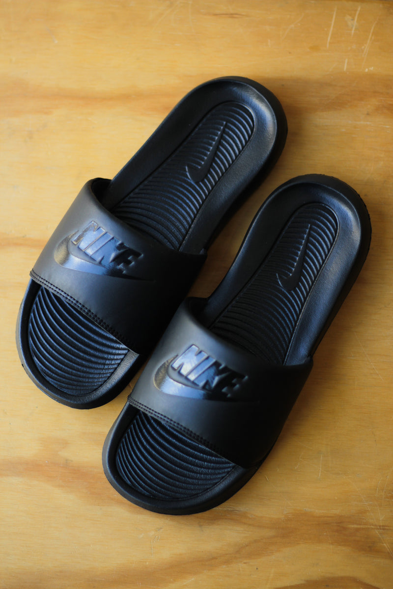 NIKE VICTORI ONE SLIDE "BLACK/BLACK-BLACK"